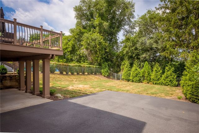 104 Seneca Dr, Mt Lebanon, PA 15228