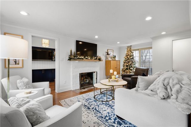 104 Seneca Dr, Mt Lebanon, PA 15228