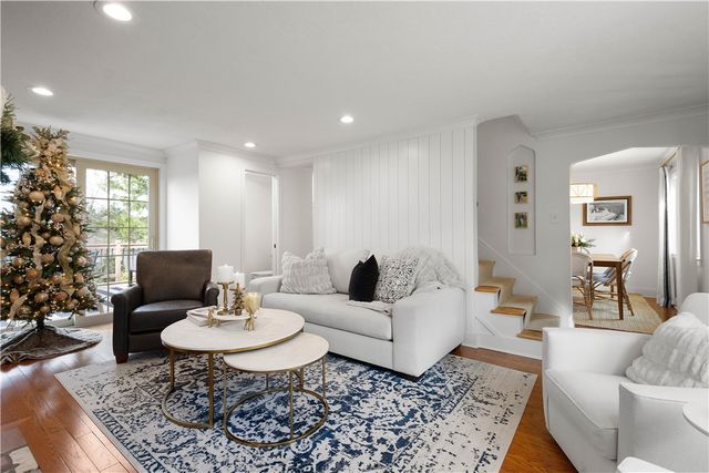 104 Seneca Dr, Mt Lebanon, PA 15228