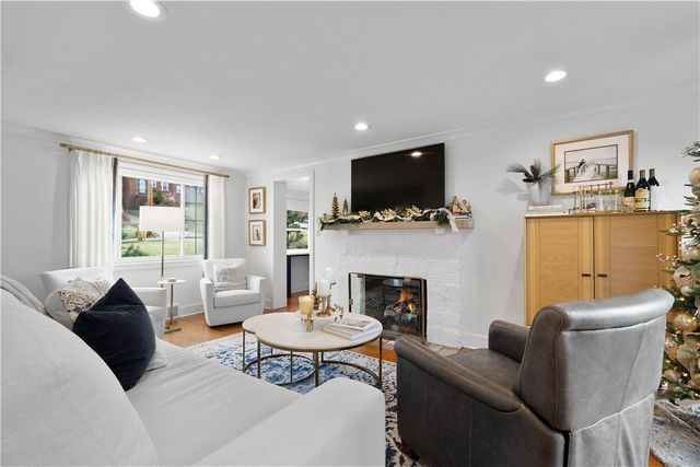 104 Seneca Dr, Mt Lebanon, PA 15228