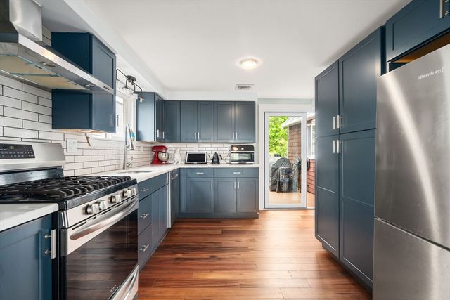 61 Edgewater Dr, Quincy, MA 02169