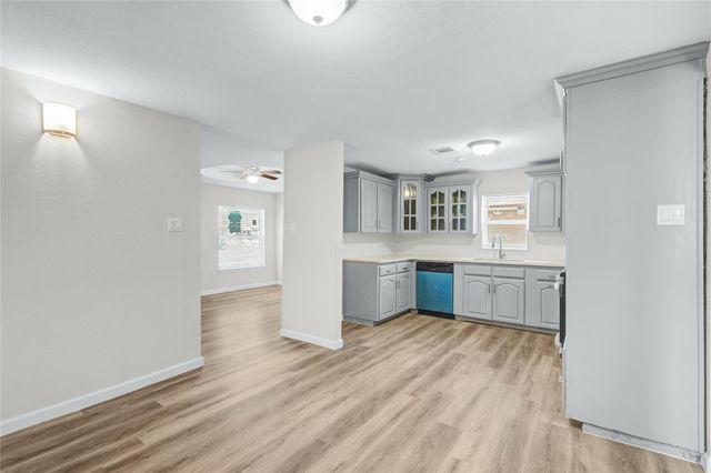 207 E Bernard Street, Clute, TX 77531