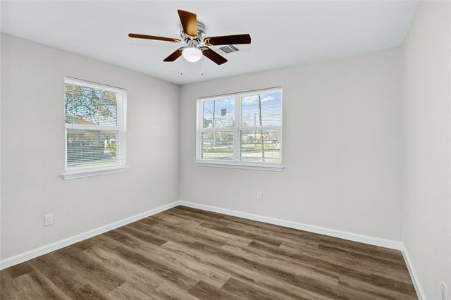 207 E Bernard Street, Clute, TX 77531