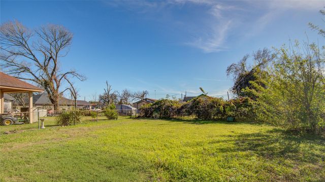 207 E Bernard Street, Clute, TX 77531