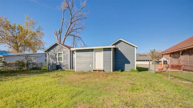 207 E Bernard Street, Clute, TX 77531