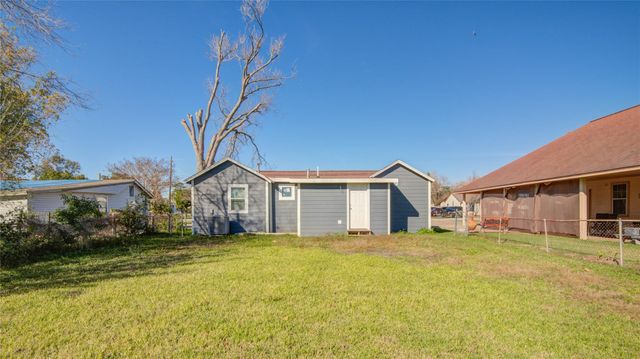 207 E Bernard Street, Clute, TX 77531