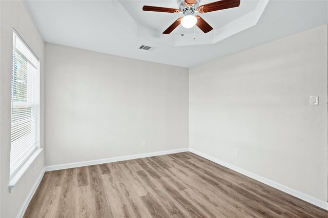 207 E Bernard Street, Clute, TX 77531