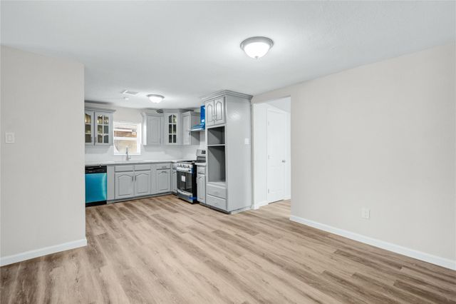 207 E Bernard Street, Clute, TX 77531