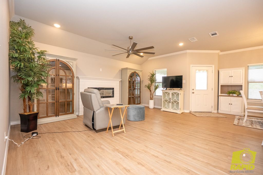 Image 4 of property listing at 3142 Cedarhill Drive, San Angelo, TX 76904