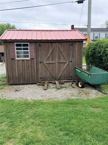 190 Oak Manor Dr, Harrison Twp, PA 15065