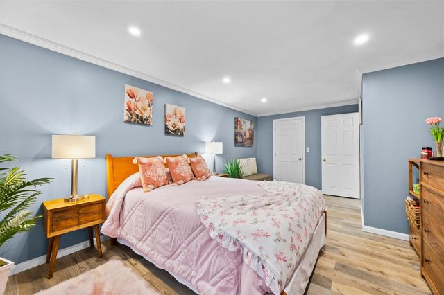 30 Juniper Ln 30, Tewksbury, MA 01876