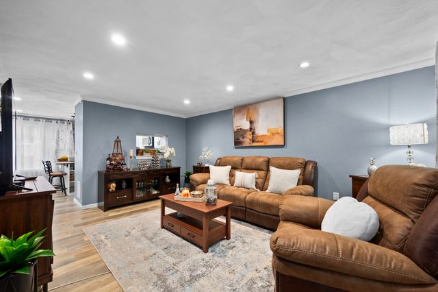 30 Juniper Ln 30, Tewksbury, MA 01876