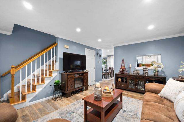 30 Juniper Ln 30, Tewksbury, MA 01876