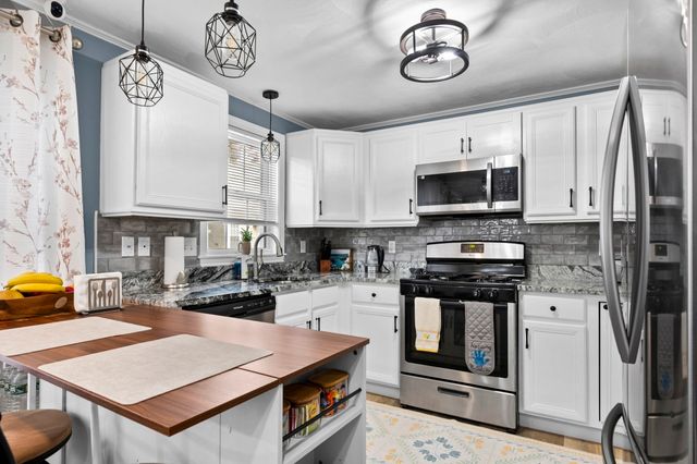 30 Juniper Ln 30, Tewksbury, MA 01876