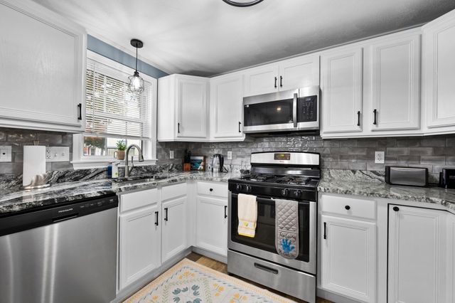 30 Juniper Ln 30, Tewksbury, MA 01876