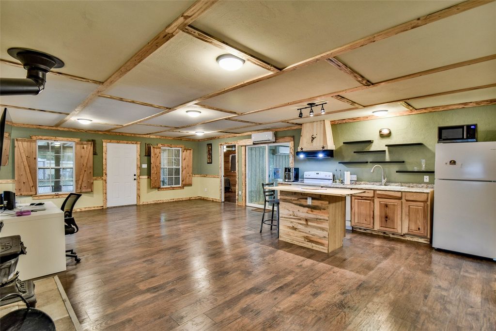 5711 Flint Drive, Granbury, TX 76048