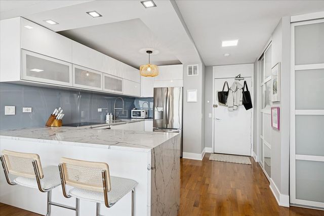 1560 N Sandburg Terrace 2607J, Chicago, IL 60610