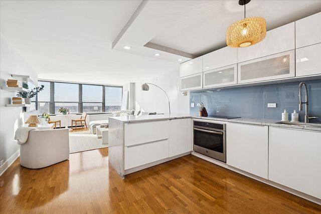 1560 N Sandburg Terrace 2607J, Chicago, IL 60610