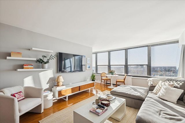 1560 N Sandburg Terrace 2607J, Chicago, IL 60610