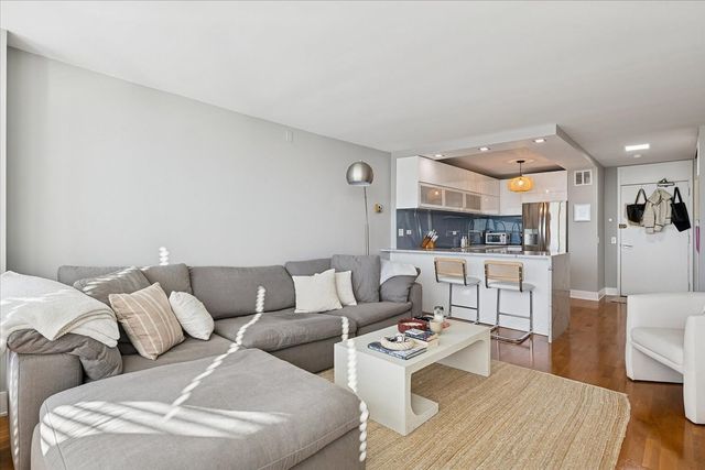 1560 N Sandburg Terrace 2607J, Chicago, IL 60610