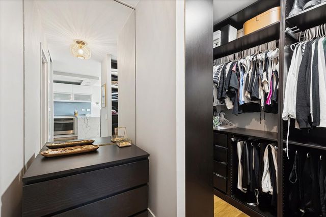 1560 N Sandburg Terrace 2607J, Chicago, IL 60610