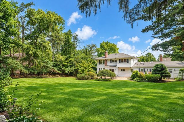 20 Chestnut Drive, East Hills, NY 11576