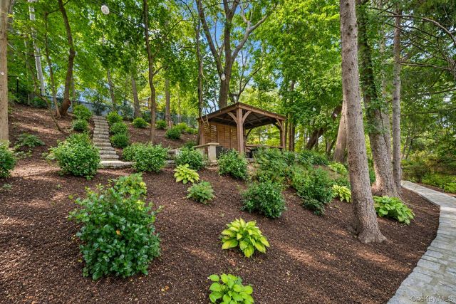 20 Chestnut Drive, East Hills, NY 11576