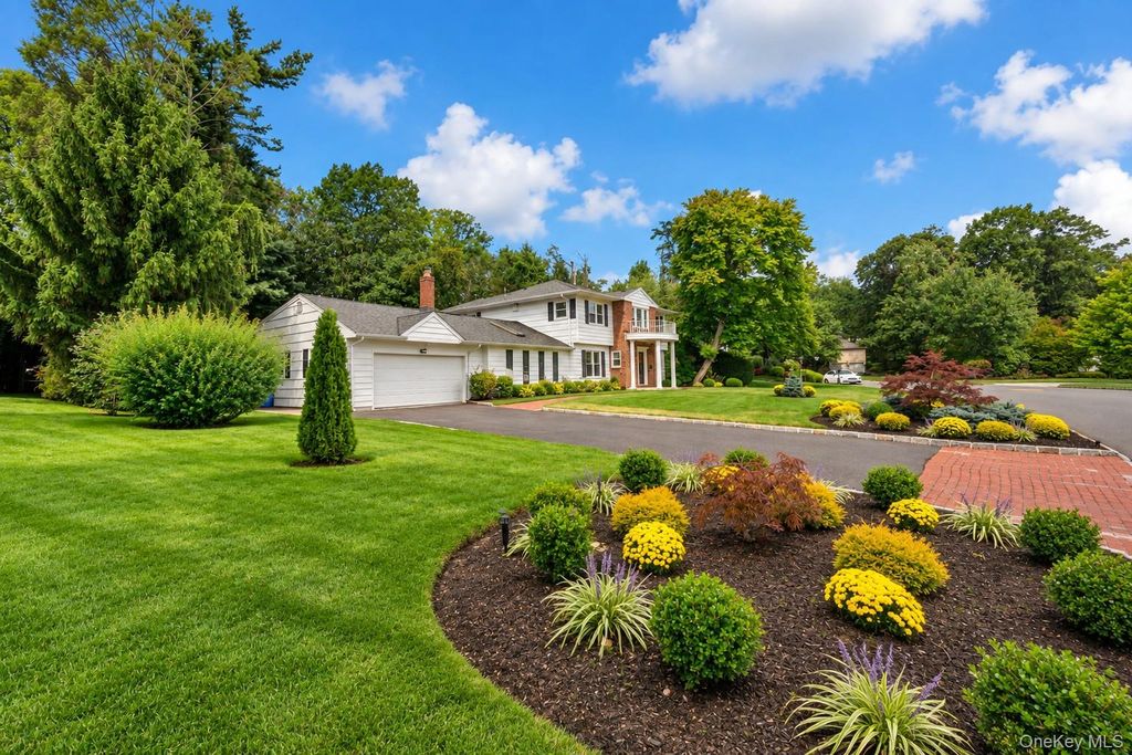 20 Chestnut Drive, East Hills, NY 11576 — photo 2
