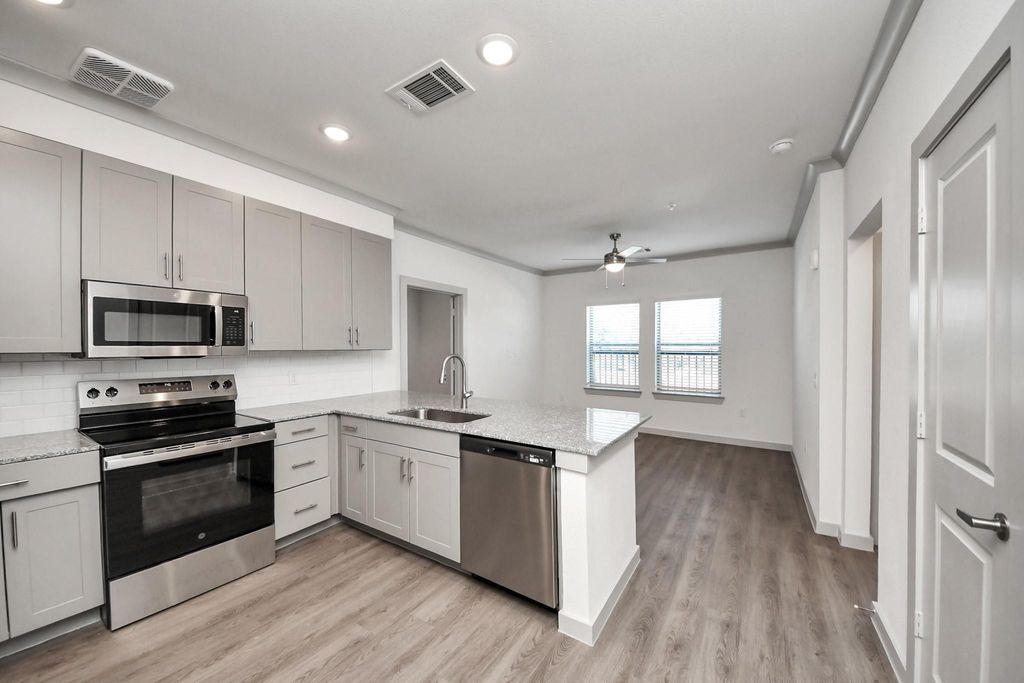 1938 Knoll Street 1109, Houston, TX 77080