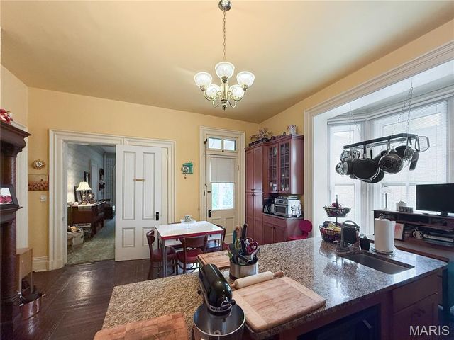 221 N Fifth Street, Hannibal, MO 63401