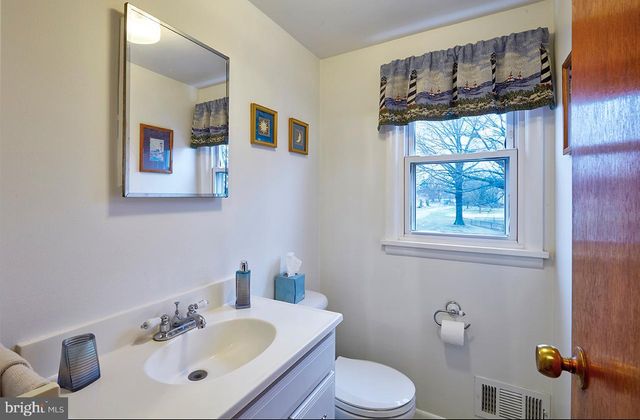 813 COLUMBUS RD, Burlington, NJ 08016