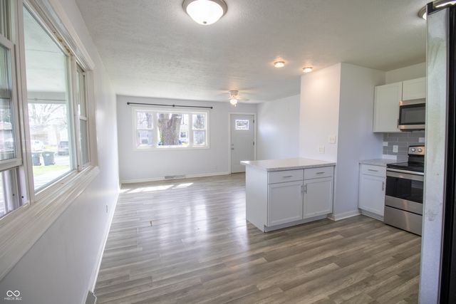 12 Southlane Drive, Whiteland, IN 46184