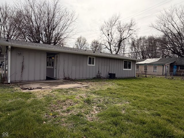 12 Southlane Drive, Whiteland, IN 46184