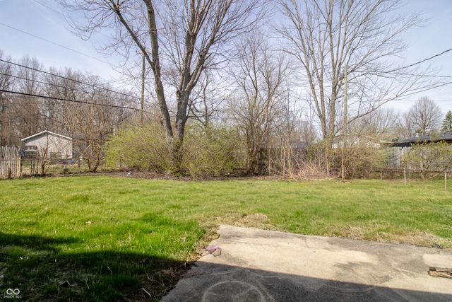 12 Southlane Drive, Whiteland, IN 46184