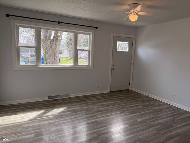 12 Southlane Drive, Whiteland, IN 46184