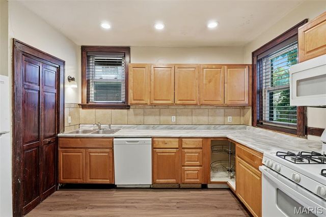 3850 Kingsland Court, St Louis, MO 63116