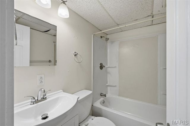 3850 Kingsland Court, St Louis, MO 63116