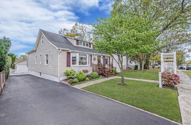 38 Roslyn Street, Islip Terrace, NY 11752