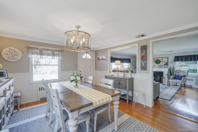 38 Roslyn Street, Islip Terrace, NY 11752