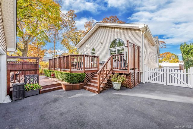 38 Roslyn Street, Islip Terrace, NY 11752