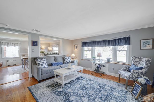 38 Roslyn Street, Islip Terrace, NY 11752