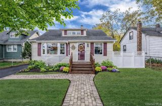 38 Roslyn Street, Islip Terrace, NY 11752