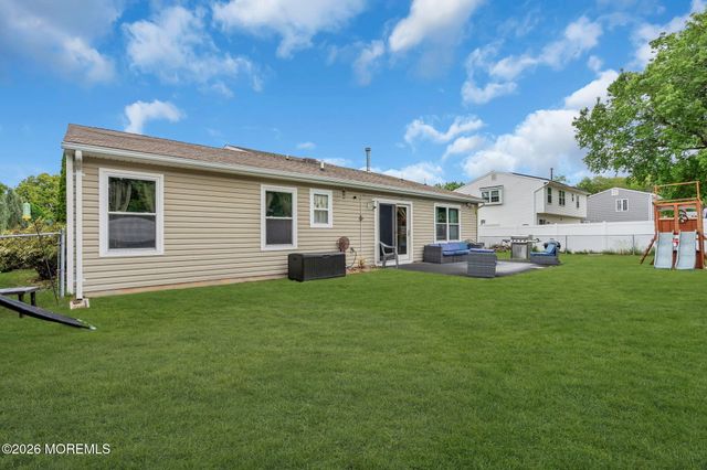 7 Sweetbriar Trail, Howell, NJ 07731