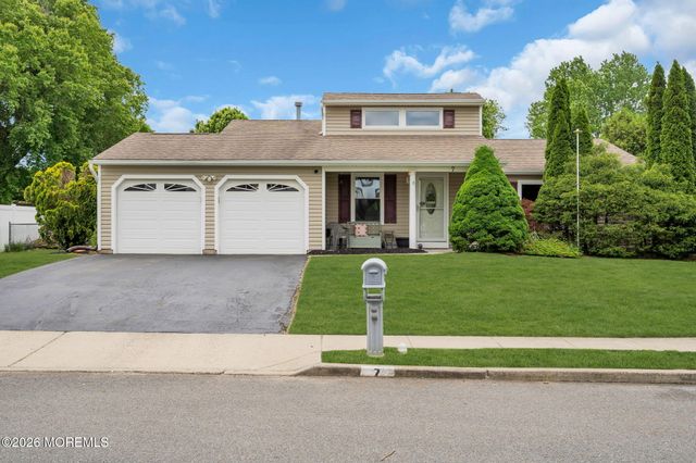 7 Sweetbriar Trail, Howell, NJ 07731
