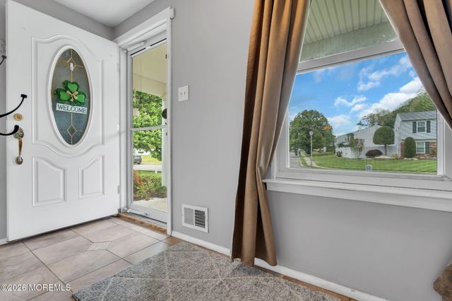 7 Sweetbriar Trail, Howell, NJ 07731