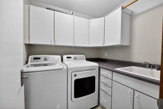 3026 Woods Edge Way, Fitchburg, WI 53711