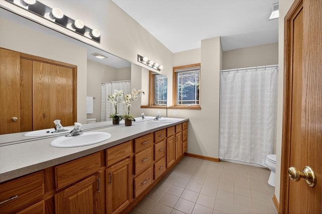 3026 Woods Edge Way, Fitchburg, WI 53711