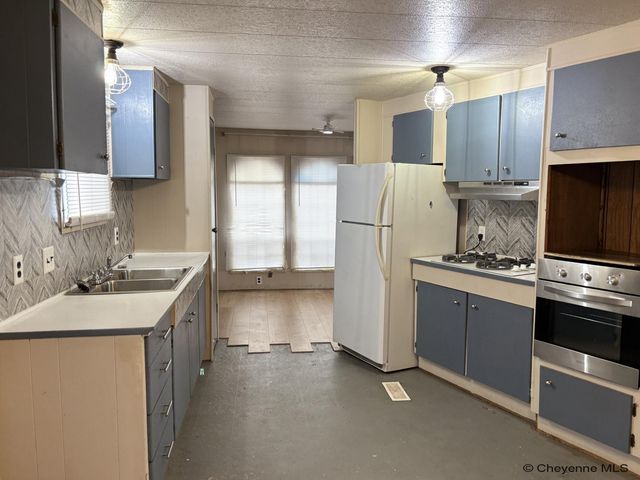 3410 RIDGE RD, Cheyenne, WY 82001