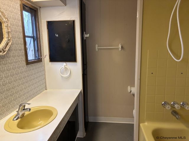 3410 RIDGE RD, Cheyenne, WY 82001