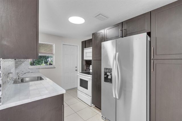 2791 SW 34th Ct, Miami, FL 33133